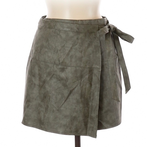 Mint Vanilla Faux Leather Tie Skirt - Picture 4 of 7
